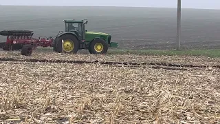 Оранка трактором John Deere з плугом Gregoire Besson 2021