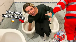 ANTO RIMANE INCASTRATO CON IL BRACCIO NEL WATER! CHIAMIAMO I SOCCORSI!! *aiuto*