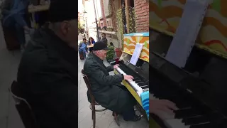 Grandpa playing piano in Batumi / ულამაზესი შესრულება ბაბუსგან ^_^