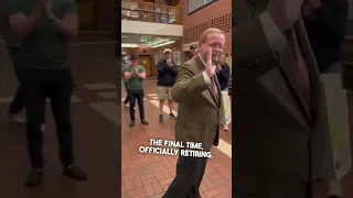 College professor gets a standing ovation on his last day of teaching 👏