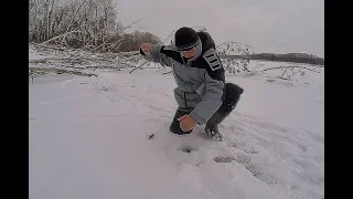 В ЛУНКУ НЕ ЛЕЗЕТ!!! ТАЩИ ЕГО СЕРЕГА!!!! Первый лед. Рыбалка в корягах на балансир!