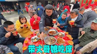 Villagers set up a wedding banquet, Dongbao took his mother-in-law to eat, feeling different local