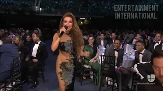 Thalia presentando a J Balvin en premio lo nuestro 2020