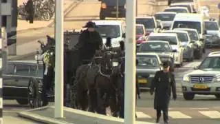 Rouwkoets trekt door de stad