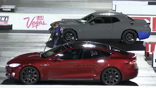 Dodge Challenger vs Tesla S - drag racing