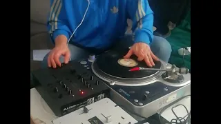 freestyle scratching on a funky beat!! Dj Smad.