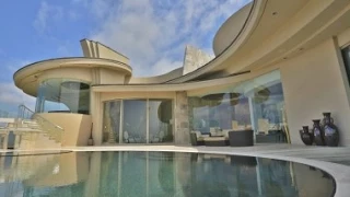 Curvilinear Modern Home in La Jolla, CA Features Award Winning Design