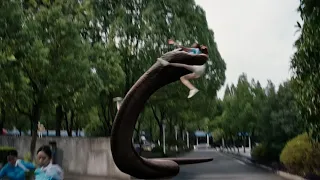 The big snake breaks into the campus and brings a disaster! Students escape from the snake swarm!