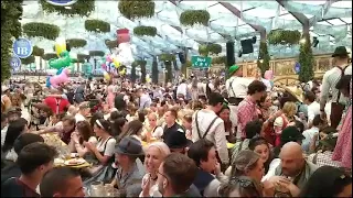 Ausgelassene Stimmung im Hofbräu-Festzelt