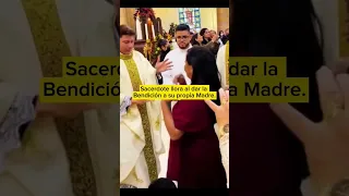 Sacerdote Católico rompe en llanto al bendecir a su propia madre #sacerdote #catolico  #emotivo