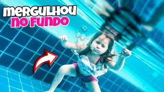 MINHA IRMÃZINHA DE 3 ANOS MERGULHOU SOZINHA NO FUNDO DA PISCINA !