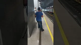 Сумасшедший в метро