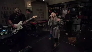 Aurora - All Is Soft Inside (Sub-español+Lyrics) (Live on KEXP) *activar subtítulos*