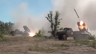 💥Russian marine' Grad MRLS and Giatsint-B howitzer launch attack at detected AFU firing positions