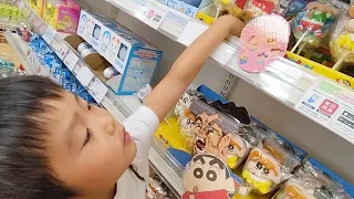 大好きクレパと韓ビニに行ってきた三兄弟 クレーンゲームでポケモンゲットできるかな クレヨンしんちゃん 韓国お菓子　　＃1915