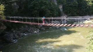 Маленька дівчинка над прірвою, замки кохання над водоспадом і базар в Яремче