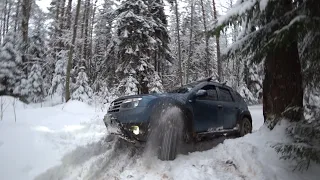 Duster в глубоком снегу, пробиваем дорогу.