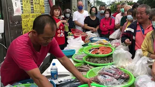 客人嫌阿源動作慢 叫阿源為什麼不多生兩隻手 台中市豐原中正公園  海鮮叫賣哥阿源  Taiwan seafood auction