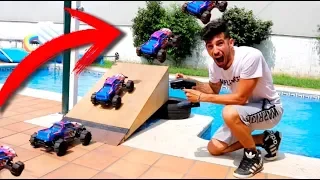 ¿¿PUEDE UN COCHE RADIO CONTROL CRUZAR LA PISCINA DE UN SALTO ÉPICO ?? Makiman