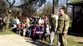 В Мукачеві діти та військові висадили алею миру