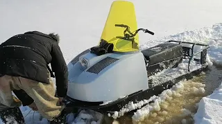 Спасаем буран из речной наледи с помощью снегохода Ski-Doo.