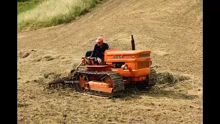 Inossidabile uomo di campagna con il vecchio cingolato - Fiat 505C