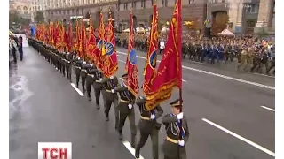 На головну вулицю столиці вносять бойові прапори для вручення військовим частинам