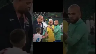 Neymar abraçando criança da Croácia