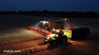 Harvest 2022: Claas Lexion 770 cutting wheat after dark in Gt Glemham