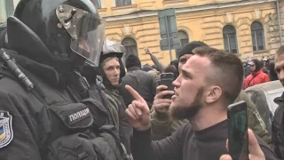 Возле "Сбербанка" произошли стычки между активистами "Азова" и полицией. Есть пострадавшие