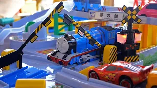 Thomas the Tank Engine ☆ Shining railroad crossing Tomica Town and switching Plarail course!