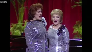 Rossini's Cat Duet - Kiri Te Kanawa and Norma Burrows