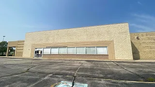 Abandoned Toys R Us and thrift store ￼in St. Charles IL.