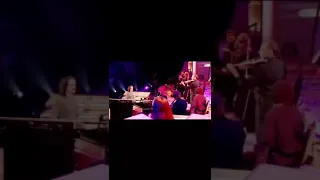 يُحكى أن زلزالًا ضرب لاس فيغاس تلك الليلة 😱🎻 عندما نطق الـ Violin على يد صامويل يرفنيان، و جعل فيك