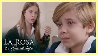 Barbarita desprecia a Manolo por darle regalos chafas  | La rosa de Guadalupe 3/4 | El Unicornio