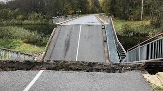 Обрушение моста через реку Ливица г Пустошка Псковской области Проезд закрыт! Обрушился мост