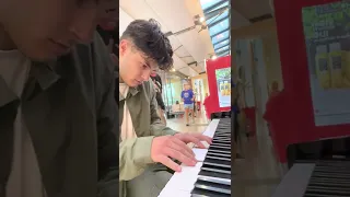 Je fait pleurer un enfant au piano de Toulon