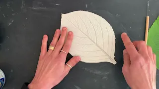 How to make a leaf dish using air dry clay, easy and satisfying craft by Vuvu Ceramics #clayart