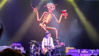 Social distortion, don’t drag me down