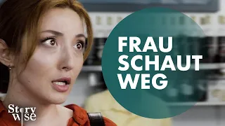 Frau schaut weg | @DramatizeMeDeutsch