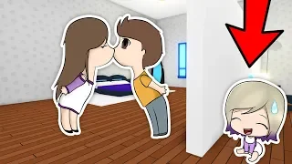 LA NOVIA SECRETA DE MI PAPÁ PASA LA NOCHE EN CASA EN ROBLOX!!