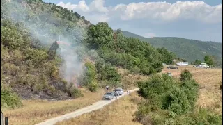 Top News - Vatra zjarri aktive në zonat malore/ Flakët po rrezikojnë disa shtëpi në Fushë-Arrëz