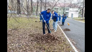 Глава фракции «Единой России» в гордуме Екатеринбурга Алексей Вихарев вместе с волонтерами прибрал б