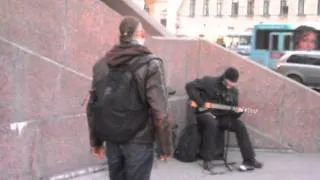 Песня Цоя исполняется под гитару на Невском.St.Petersburg.Musiciant sing the song on Nevsky