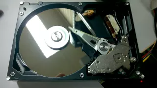 Щелкает головка HDD