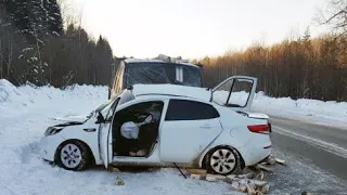 Жуткое Дтп в Татарстане 28.02.2021г столкнулись Kia Rio и грузовая газель. Погибла девушка водитель.