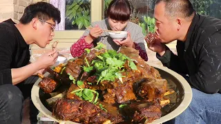 10 pounds of pork ribs, Sister Chun made a large pot of braised pork ribs