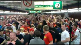 Fanoušci ACS přijíždějí na metro Strašnická (Derby Slavia - Sparta 24.3.2012)