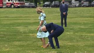 President Joe Biden picks dandelion for First Lady as they board Marine One | FOX 10 News