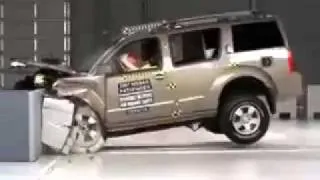 Crash Test 2005 - 2010 Nissan Pathfinder (Frontal Offset) IIHS.mp4